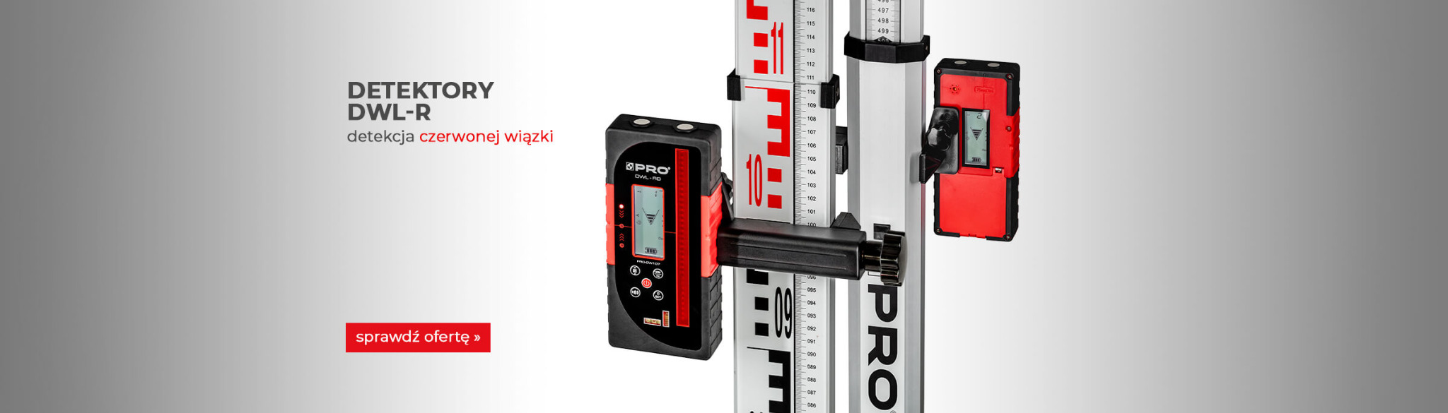 Dwa detektory wiązki czerwonej PRO DWL-RD zamocowane na łatach niwelacyjnych, prezentowane na szarym tle.