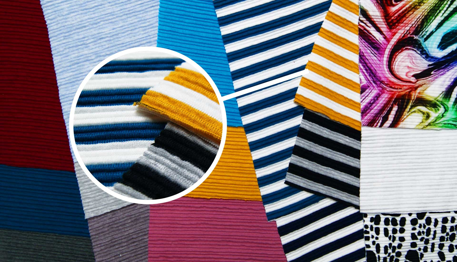Kolekcja próbek dresówki muślinowej w różnych kolorach i wzorach, w tym paski, jednolite kolory i abstrakcyjne wzory, z powiększeniem na fragment z paskami w kolorach: czarnym, szarym, białym...