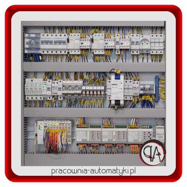 Rozdzielnica elektryczna z licznymi zabezpieczeniami, przewodami i elementami sterującymi. Widoczne detale montażu i połączeń.