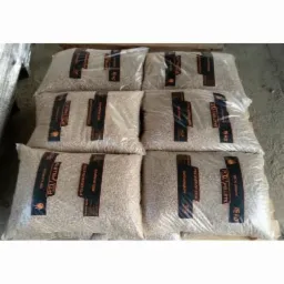 Sześć worków pelletu drzewnego PTL Pellets 15 kg, ułożonych na palecie, z widocznym logo producenta na etykietach. Worki przezroczyste.