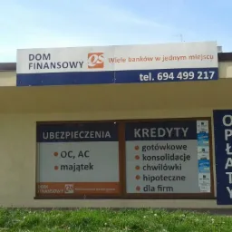 Dom Finansowy: kredyty gotówkowe, hipoteczne i dla firm, ubezpieczenia OC/AC. Wiele banków w jednym miejscu, tel. 694 499 217. Budynek z reklamami.