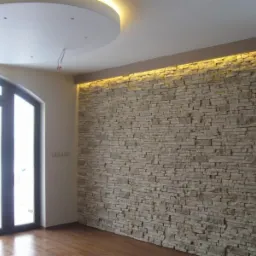 Ściana z kamienia dekoracyjnego z podświetleniem LED, widok na parkiet i duże okno łukowe. Minimalistyczny sufit z oświetleniem. Nowoczesne wykończenie wnętrza.