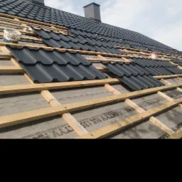 Montaż blachy dwumodułowej na dachu.