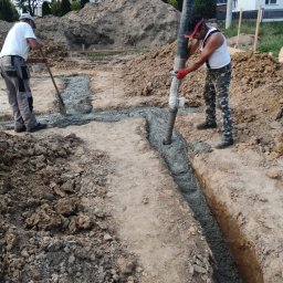 Zalewanie betonem fundamentów ziemnych.