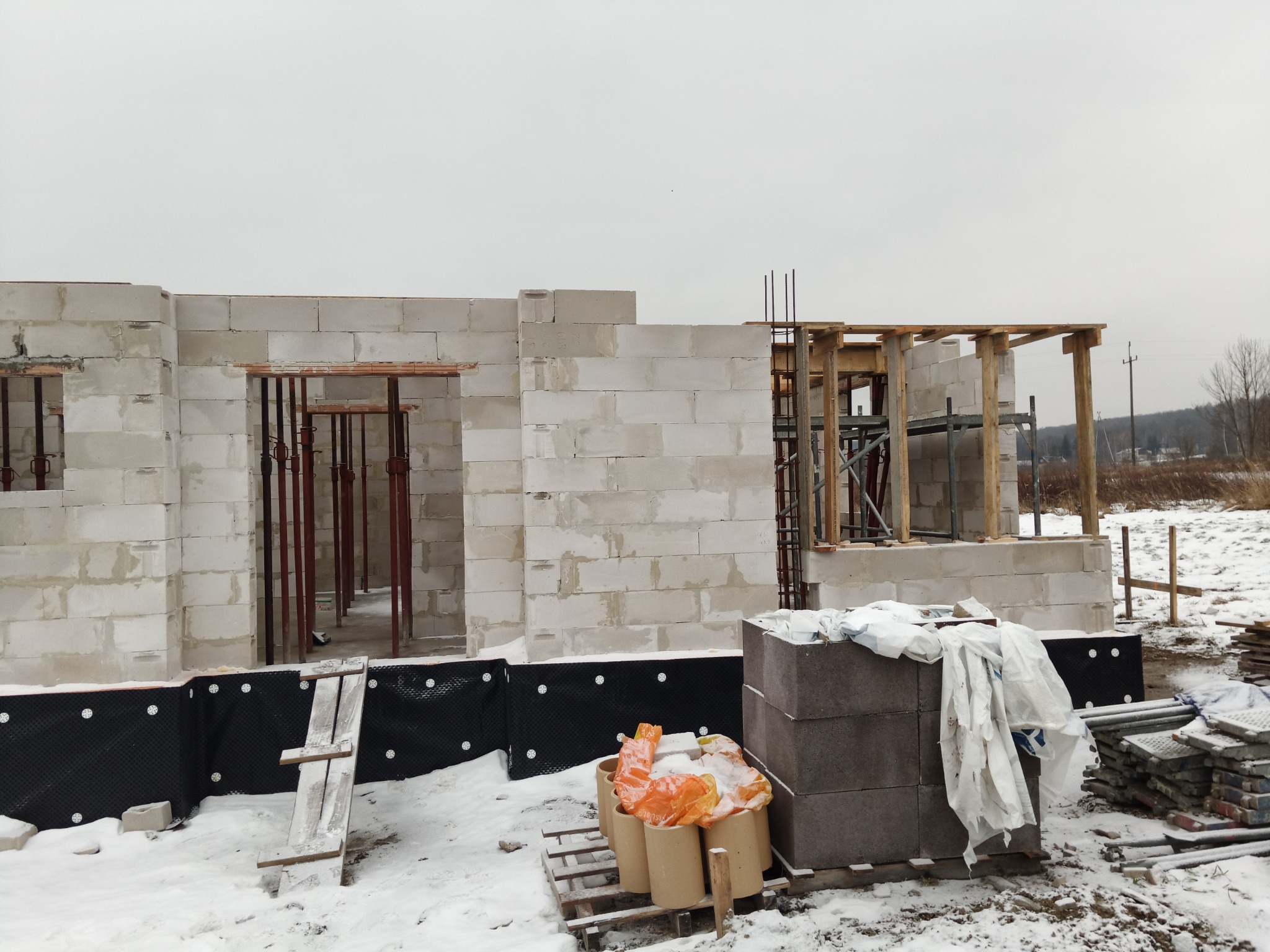 Szalowanie okna kolankowego.