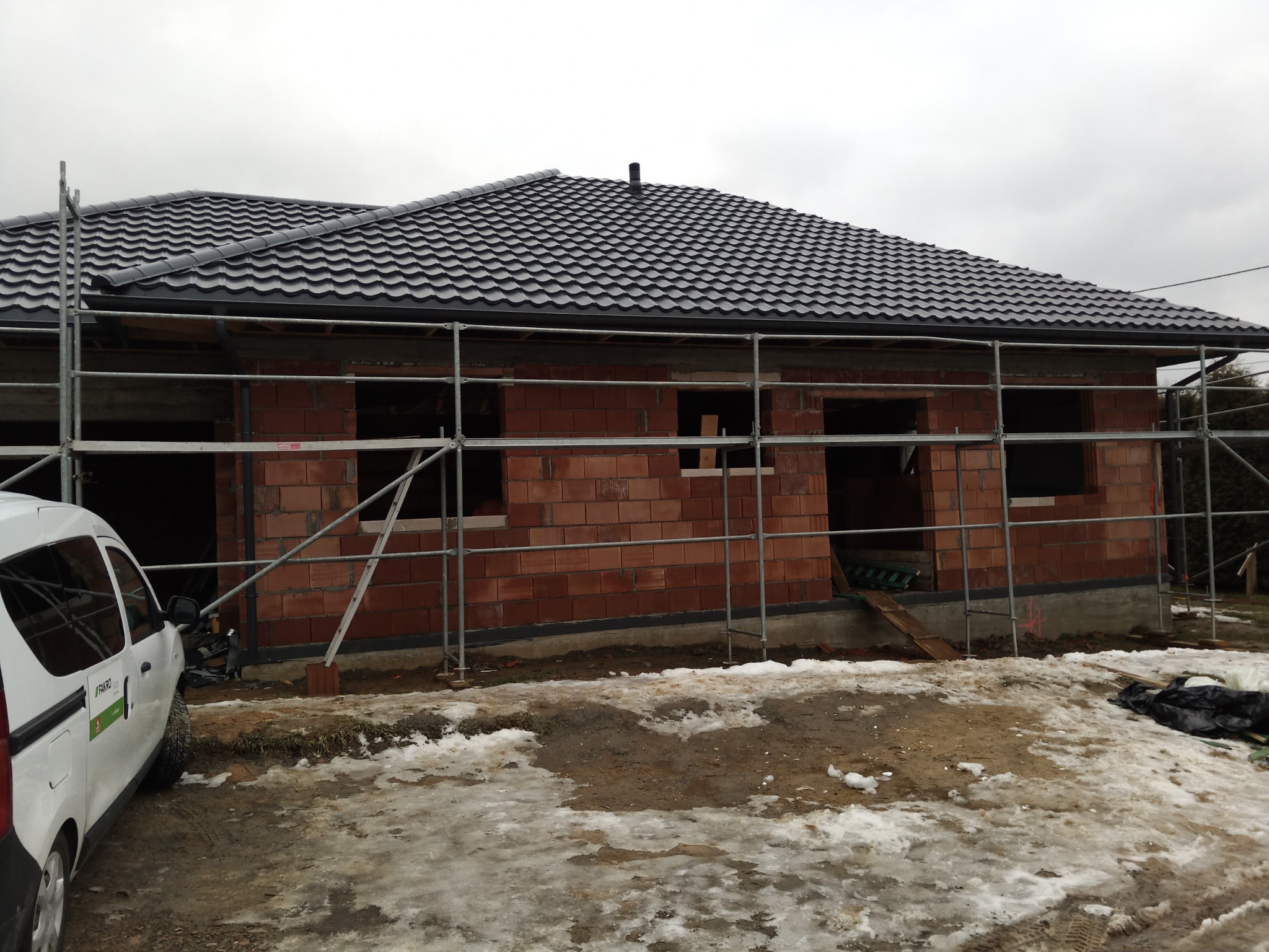 Wykonanie dachu blachą dwumodułową.