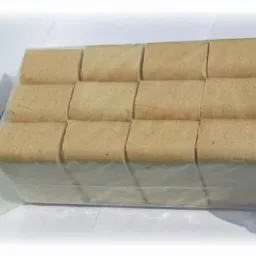 Ułożone w kostkę, sprasowane drewno opałowe w przezroczystej folii ochronnej, widoczne na jasnym tle.