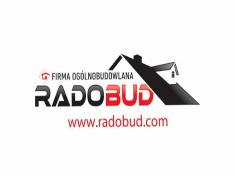 Logo firmy ogólnobudowlanej Radobud z adresem strony internetowej www.radobud.com. Grafika przedstawia stylizowany dach domu.