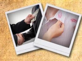 Dwa zdjęcia w białych ramkach. Pierwsze przedstawia uścisk dłoni w czarnym garniturze, podczas którego do kieszeni wkładane są banknoty. Drugie ukazuje męską koszulę w biało-różowe paski...