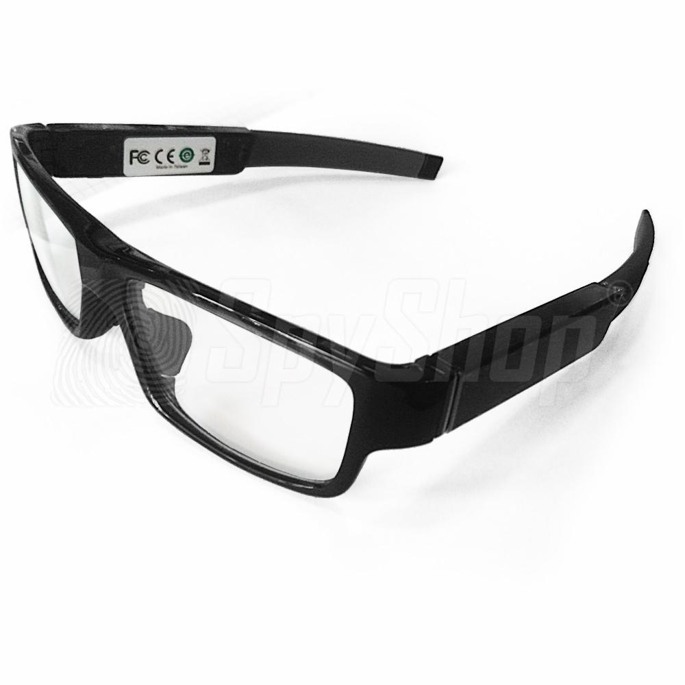 Czarne okulary szpiegowskie z ukrytą kamerą i mikrofonem na białym tle, widok z boku, lekko uniesione, z widocznymi oznaczeniami FCC i CE.