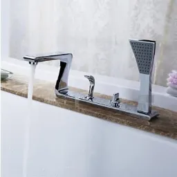 Chromowana, czterootworowa bateria wannowa Veldman Lorent 1354 na marmurowym blacie w łazience, z włączonym przepływem wody.