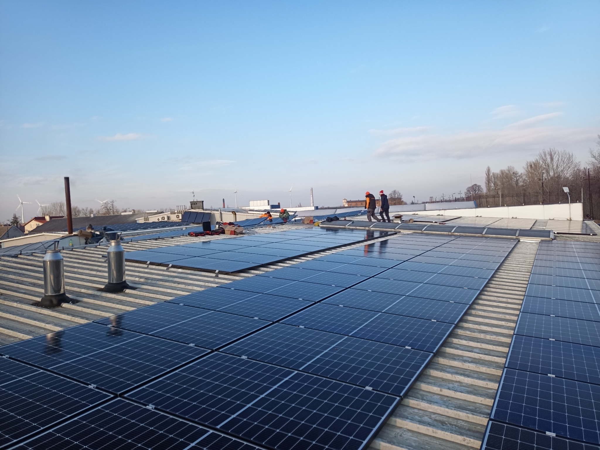 Realizacja instalacji fotowoltaicznej na dachu hali produkcyjnej