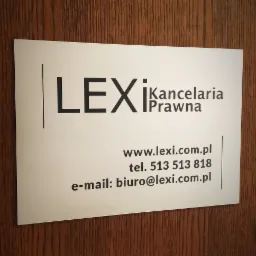 Tabliczka informacyjna z nazwą i danymi kontaktowymi kancelarii prawnej LEXI, umieszczona na drewnianej powierzchni.