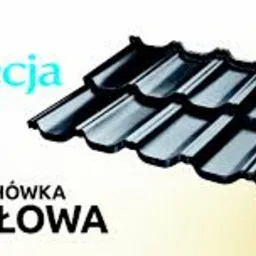 Czarna, modułowa blachodachówka marki Venecja, z 50-letnią gwarancją, na białym tle z gradientem. Prezentacja produktu z logo producenta Budmat.