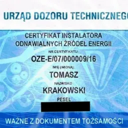 Skan certyfikatu instalatora odnawialnych źródeł energii wydanego przez Urząd Dozoru Technicznego, z numerem OZE-E/07/000009/16, na nazwisko Tomasz Krakowski.