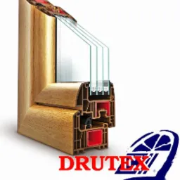 Przekrój okna z drewna i PCV, prezentujący konstrukcję wielokomorową i potrójne szyby. Widoczne detale uszczelnień i logo producenta DRUTEX.