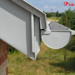 Obróbki blacharskie dachu z tytan cynku.