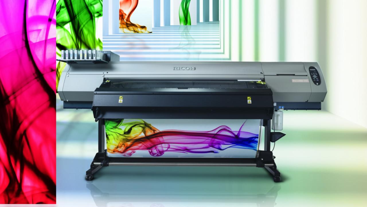Szerokoformatowa drukarka Ricoh z kolorowymi wkładami atramentowymi drukuje abstrakcyjny wzór przypominający dym na dużym arkuszu papieru.