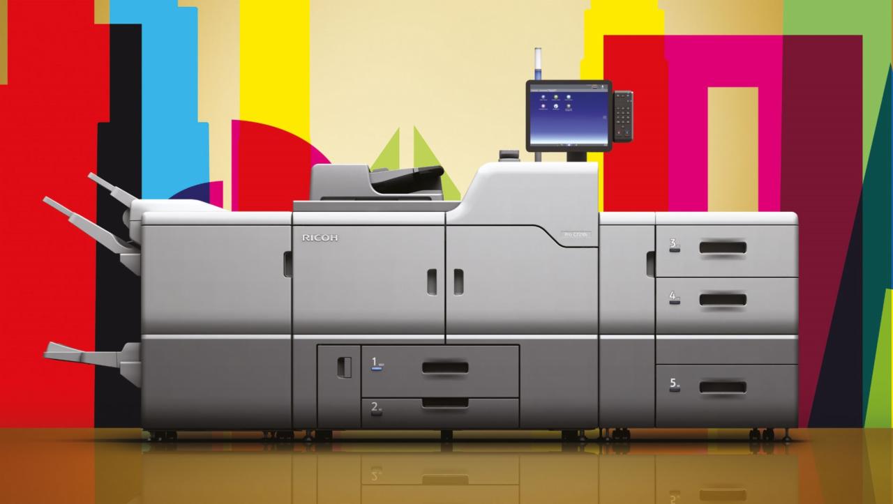 Profesjonalna, wielofunkcyjna drukarka Ricoh Pro C7210SX z ekranem dotykowym i podajnikami papieru, na tle abstrakcyjnej, kolorowej grafiki.