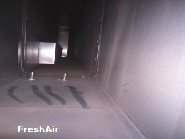 Kanał wentylacyjny przed czyszczeniem