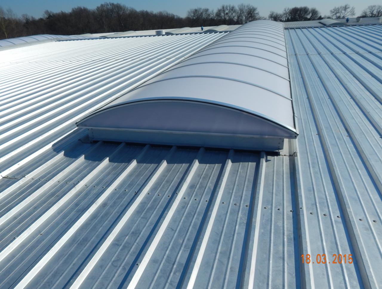 Metalowy dach hali przemysłowej z świetlikiem łukowym, widoczne mocowania i data 18.03.2015 w prawym dolnym rogu zdjęcia.