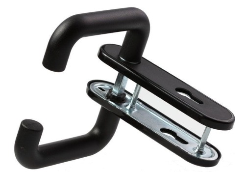 Dwie czarne klamki do drzwi z widocznymi elementami montażowymi na białym tle.