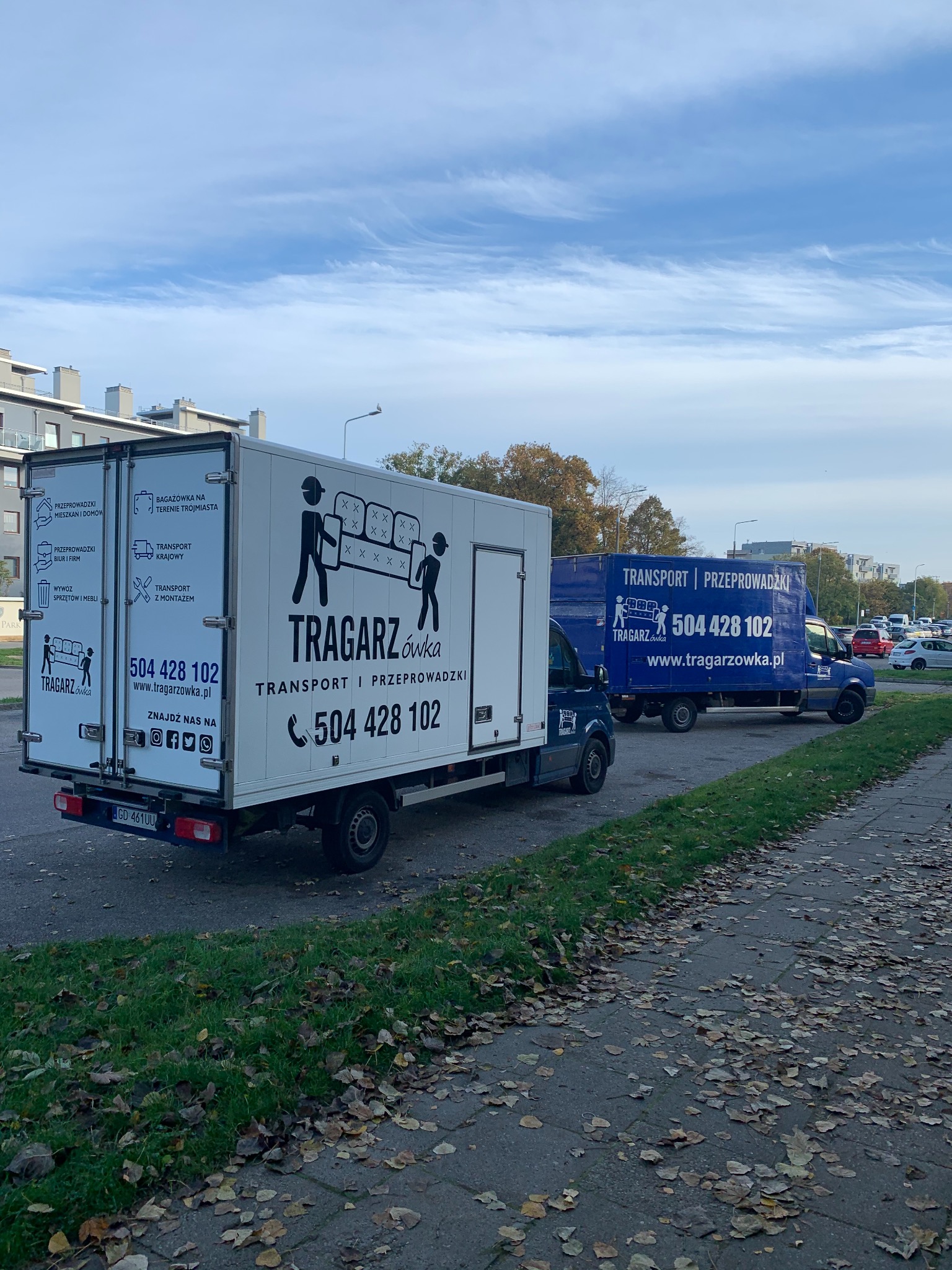 Meblowozy przystosowane do przewozu mebli.