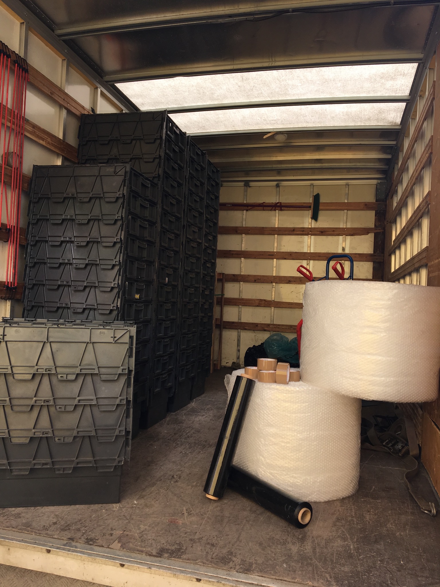 Materiały pakowe, folia pęcherzykowa, folia stretch, skrzynie na dokumenty.