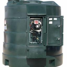 Piotrans - Zielony zbiornik paliwowy z otwartą szafką dystrybutora, ukazujący licznik i pistolet do tankowania.