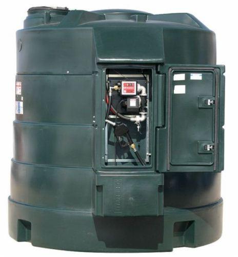 Zielony zbiornik paliwowy z otwartą szafką dystrybutora, ukazujący licznik i pistolet do tankowania.