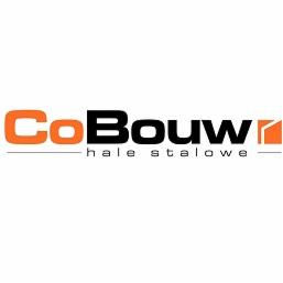 Logo firmy CoBouw z pomarańczowymi elementami, pod napisem hasło 'Hale stalowe' na białym tle.