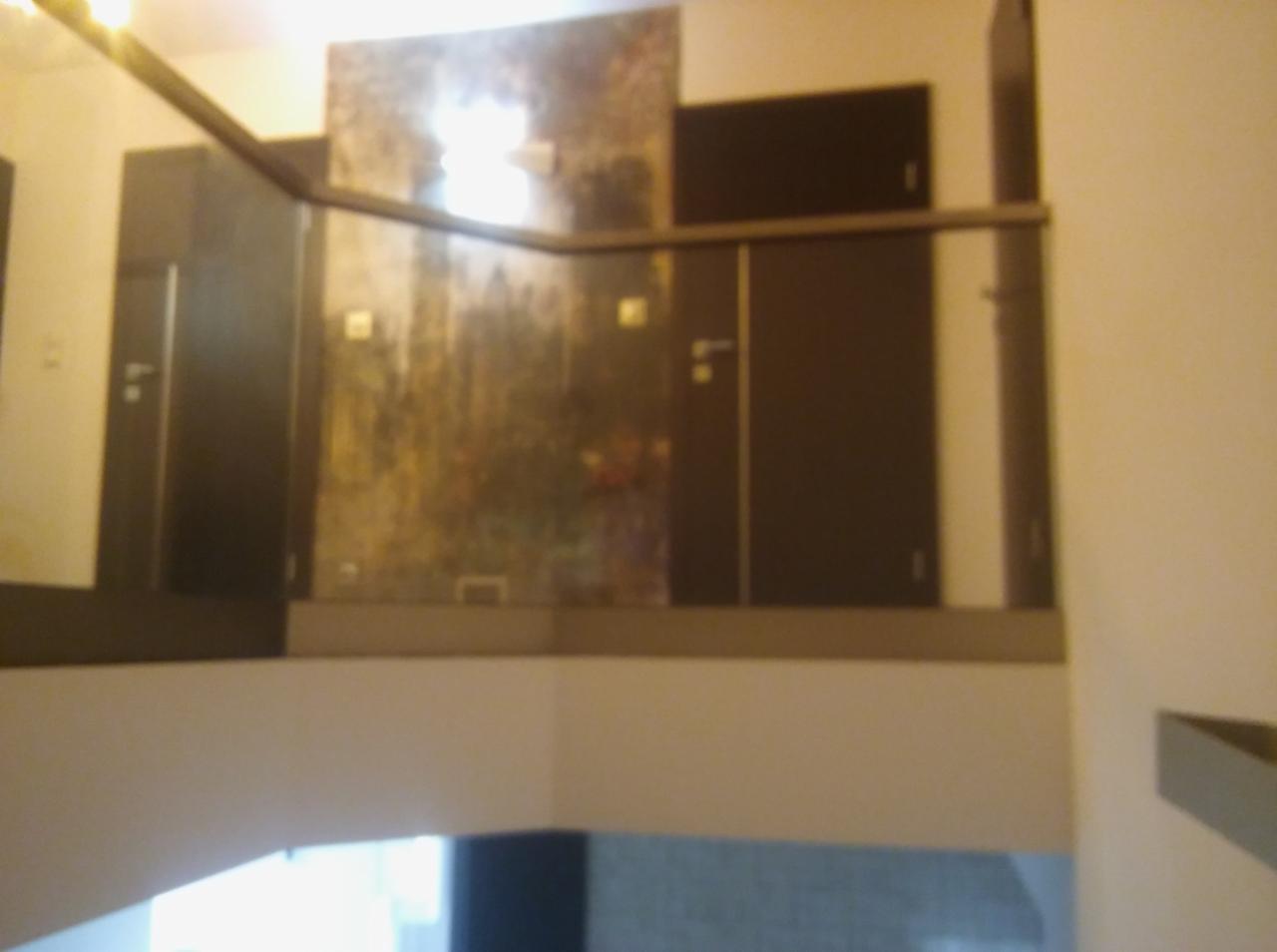 antresola na szklana na profilu U z poręczą ze stali nierdzewnej