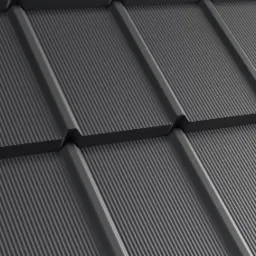 Szary metalowy panel dachowy z wyraźnymi, pionowymi żłobieniami i widocznymi łączeniami, ułożony pod kątem, ukazujący regularny wzór.