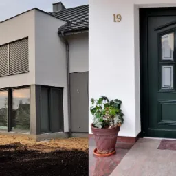 Nowoczesny dom z grafitowymi oknami i drzwiami wejściowymi z numerem '19', rolety aluminiowe na oknie, doniczka z kwiatami przy drzwiach.