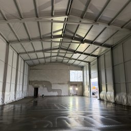 Posadzki przemysłowe Mielec – kompleksowe wykonanie płyty betonowej w hali produkcyjnej.