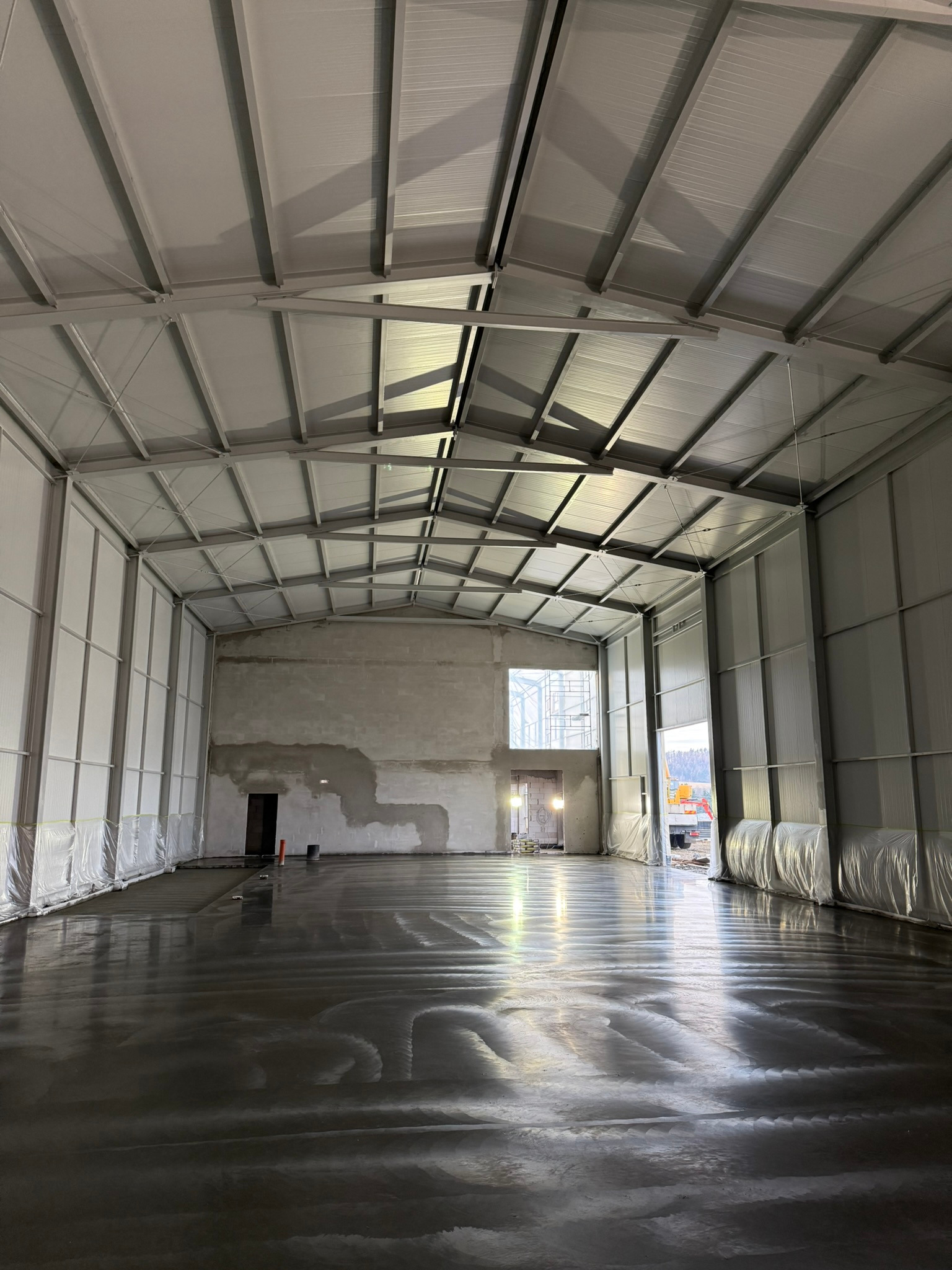 Posadzki przemysłowe Mielec – kompleksowe wykonanie płyty betonowej w hali produkcyjnej.