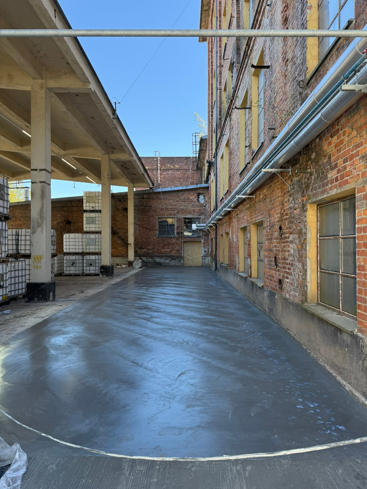 Posadzki przemysłowe Tarnobrzeg – wykonanie hali magazynowej z dylatacjami przemysłowymi.