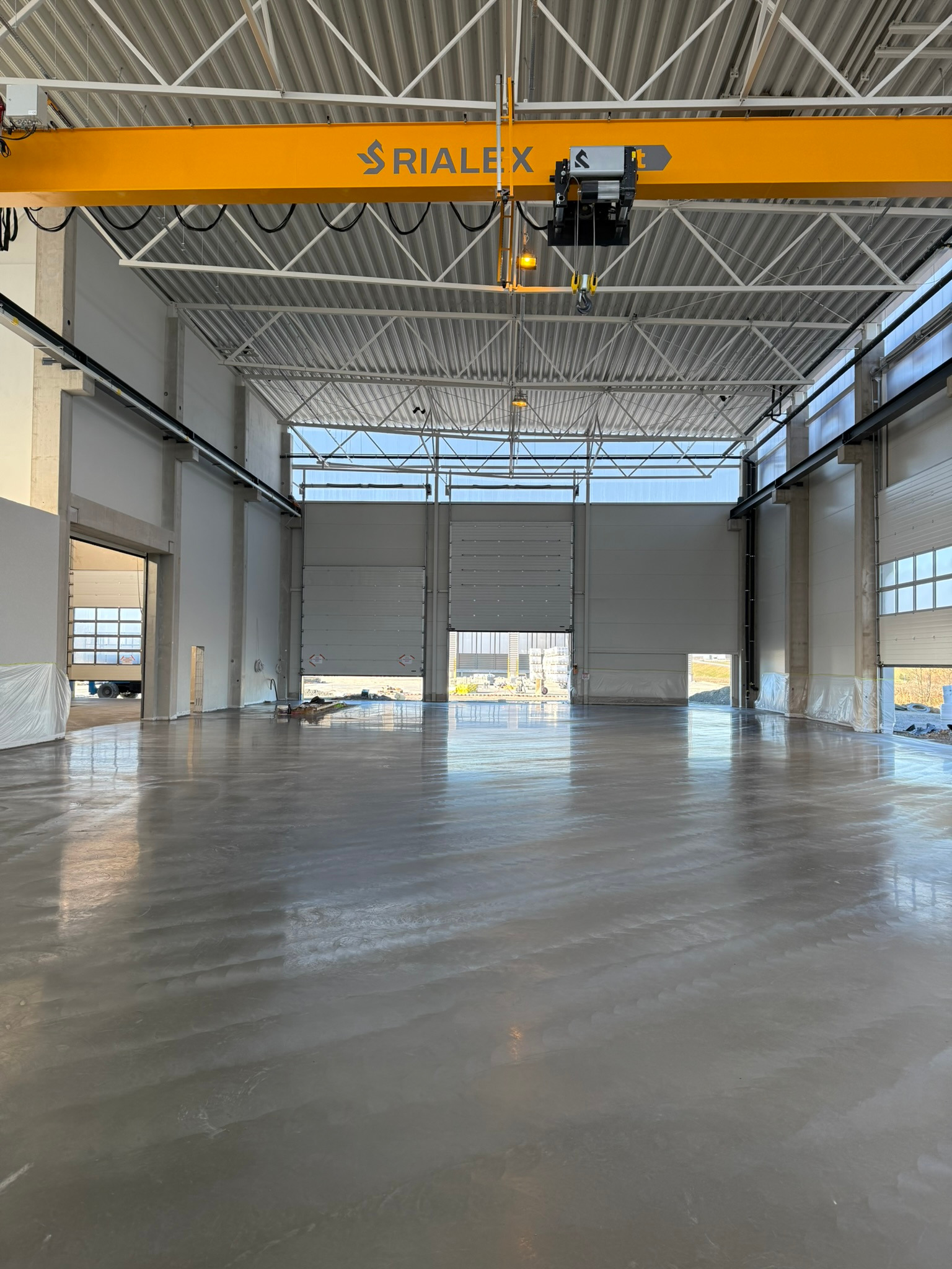 Zacieranie mechaniczne betonu Sanok – profesjonalne wykończenie posadzki przemysłowej.