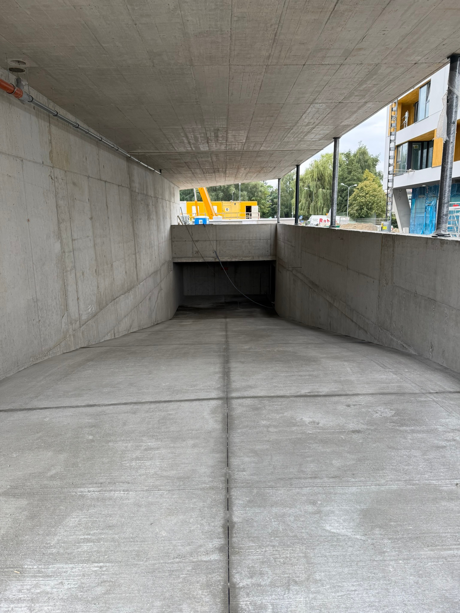 Zacieranie betonu Przemyśl – profesjonalne wykończenie powierzchni w obiekcie logistycznym.