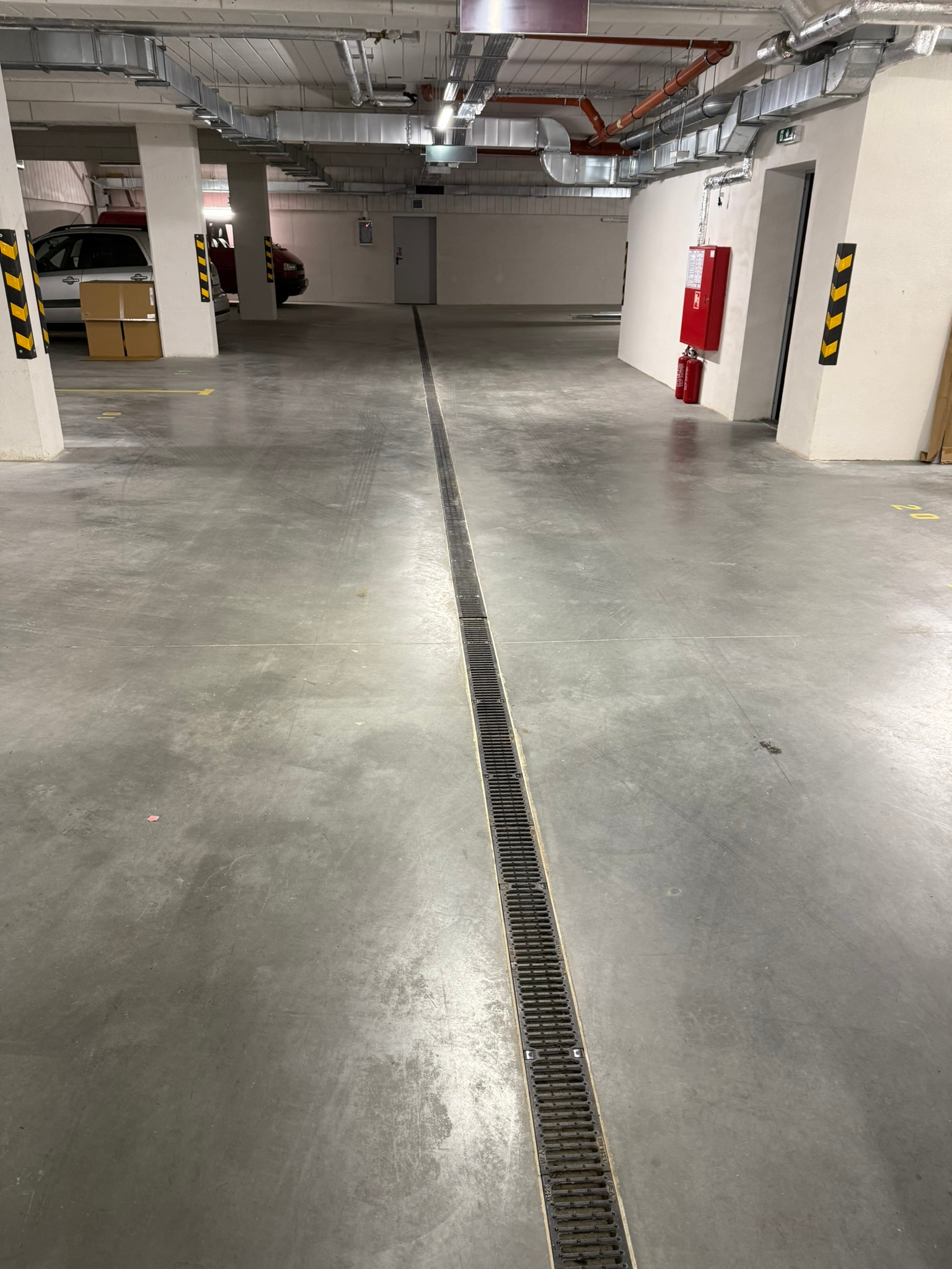 Posadzki betonowe Sanok – trwała płyta przemysłowa odporna na ruch wózków widłowych.