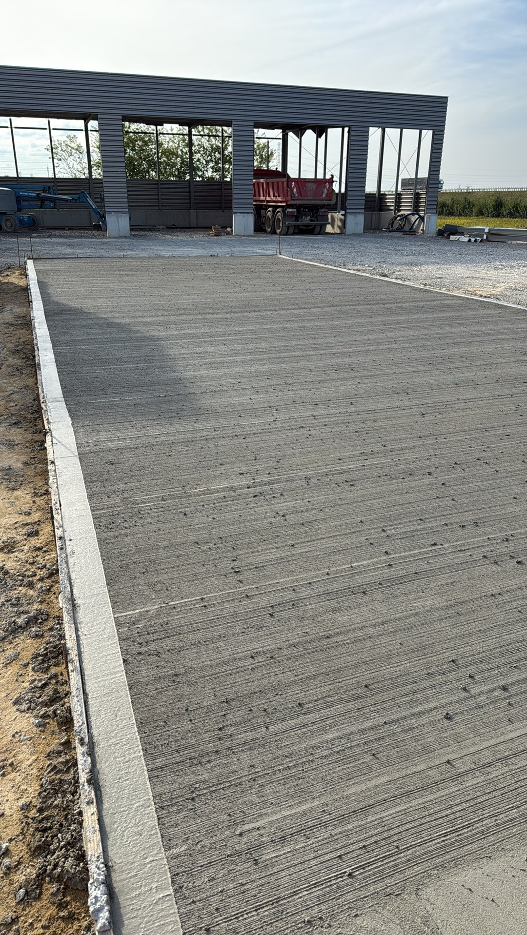 Posadzki przemysłowe Jarosław – betonowa płyta denna pod magazyn wysokiego składowania.
