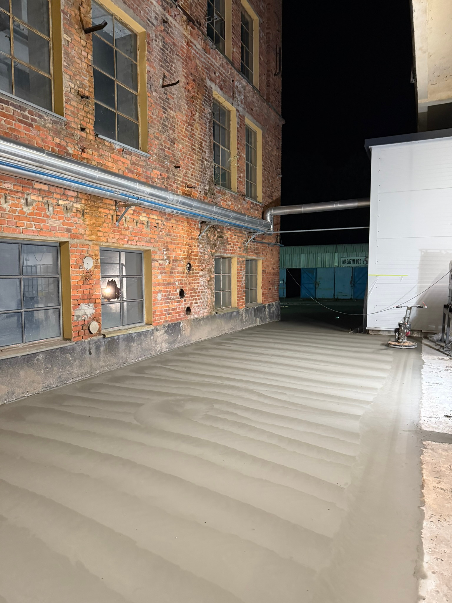 Realizacja posadzki przemysłowej Krosno – zacieranie mechaniczne i utwardzanie powierzchni.