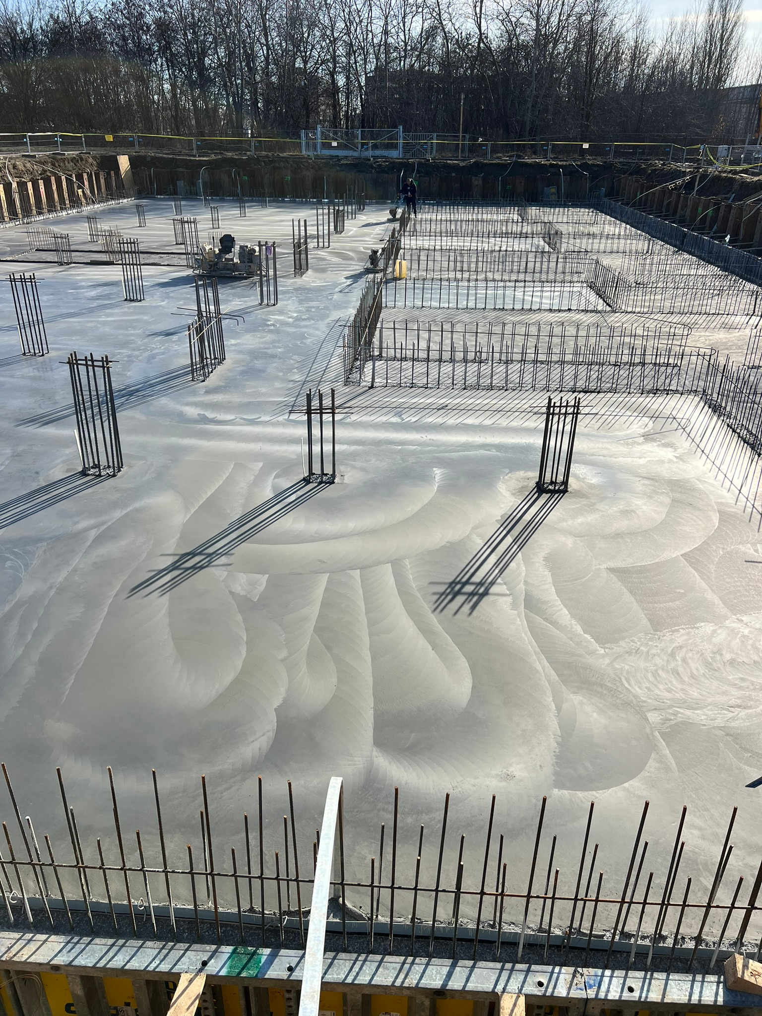 Zacieranie betonu Rzeszów – etap wykończeniowy posadzki przemysłowej w hali magazynowej.