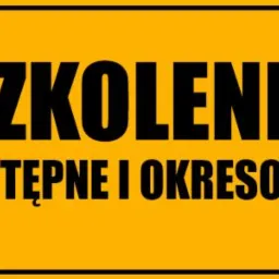 Żółty szyld z czarnym napisem 'SZKOLENIA WSTĘPNE I OKRESOWE', przymocowany czterema śrubami w rogach.