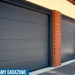 Dwie szare, segmentowe bramy garażowe z ceglanymi filarami, widoczne z perspektywy lekko z dołu. Brama po lewej stronie jest wyraźniejsza.