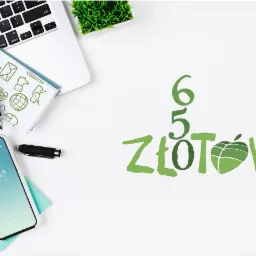 Kompozycja biurowa z laptopem, smartfonem, notatnikiem z rysunkami ikon, długopisem i napisem '65 ZŁOTÓW' w zielonej kolorystyce, sugerująca ofertę cenową.