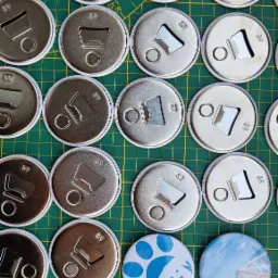 Magnesy z otwieraczem