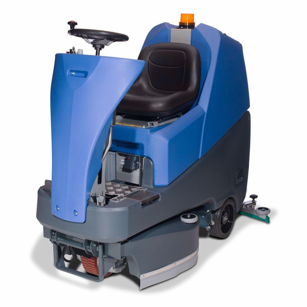 Niebiesko-szara samojezdna maszyna czyszcząca z czarnym siedziskiem i pomarańczowym światłem ostrzegawczym na białym tle. Sprzęt do utrzymania czystości.