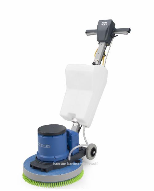 Niebieska maszyna czyszcząca Numatic z zieloną szczotką i białym zbiornikiem na wodę, na białym tle. Widok z boku, oświetlenie studyjne.
