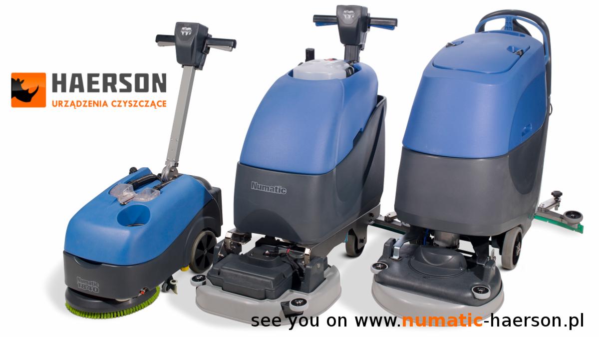 Trzy profesjonalne, niebiesko-szare automaty szorujące marki Numatic Haerson, z różnymi głowicami czyszczącymi, na białym tle. Widoczne logo firmy.